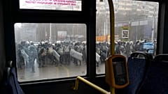 В центре Алма-Аты слышны выстрелы.