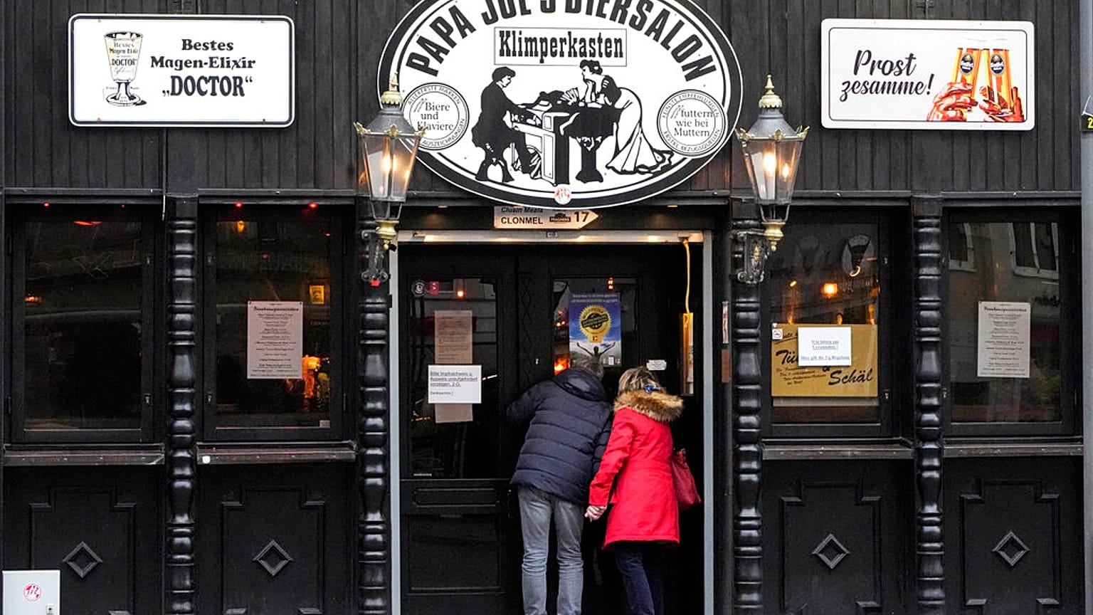 Spontan auf ein Feierabendbierchen? Das geht in Deutschland jetzt nur noch mit einem negativen Testergebnissen - für Genesen und Geimpfte.