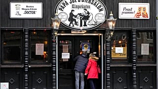Spontan auf ein Feierabendbierchen? Das geht in Deutschland jetzt nur noch mit einem negativen Testergebnissen - für Genesen und Geimpfte.