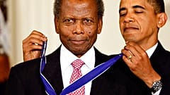 2009 verlieh US-Präsident Obama Sidney Poitier die Freiheitsmedaille.