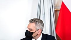 Karl Nehammer wurde positiv auf das Coronavirus getestet. Er soll sich bei einem Mitarbeiter seines Sicherheitsdiensts angesteckt haben.