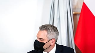 Karl Nehammer wurde positiv auf das Coronavirus getestet. Er soll sich bei einem Mitarbeiter seines Sicherheitsdiensts angesteckt haben.