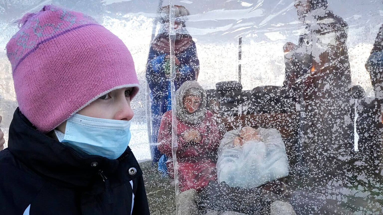 Junge Frau in Moskau in Russland beim Orthodoxen Weihnachtsfest