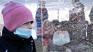 Junge Frau in Moskau in Russland beim Orthodoxen Weihnachtsfest