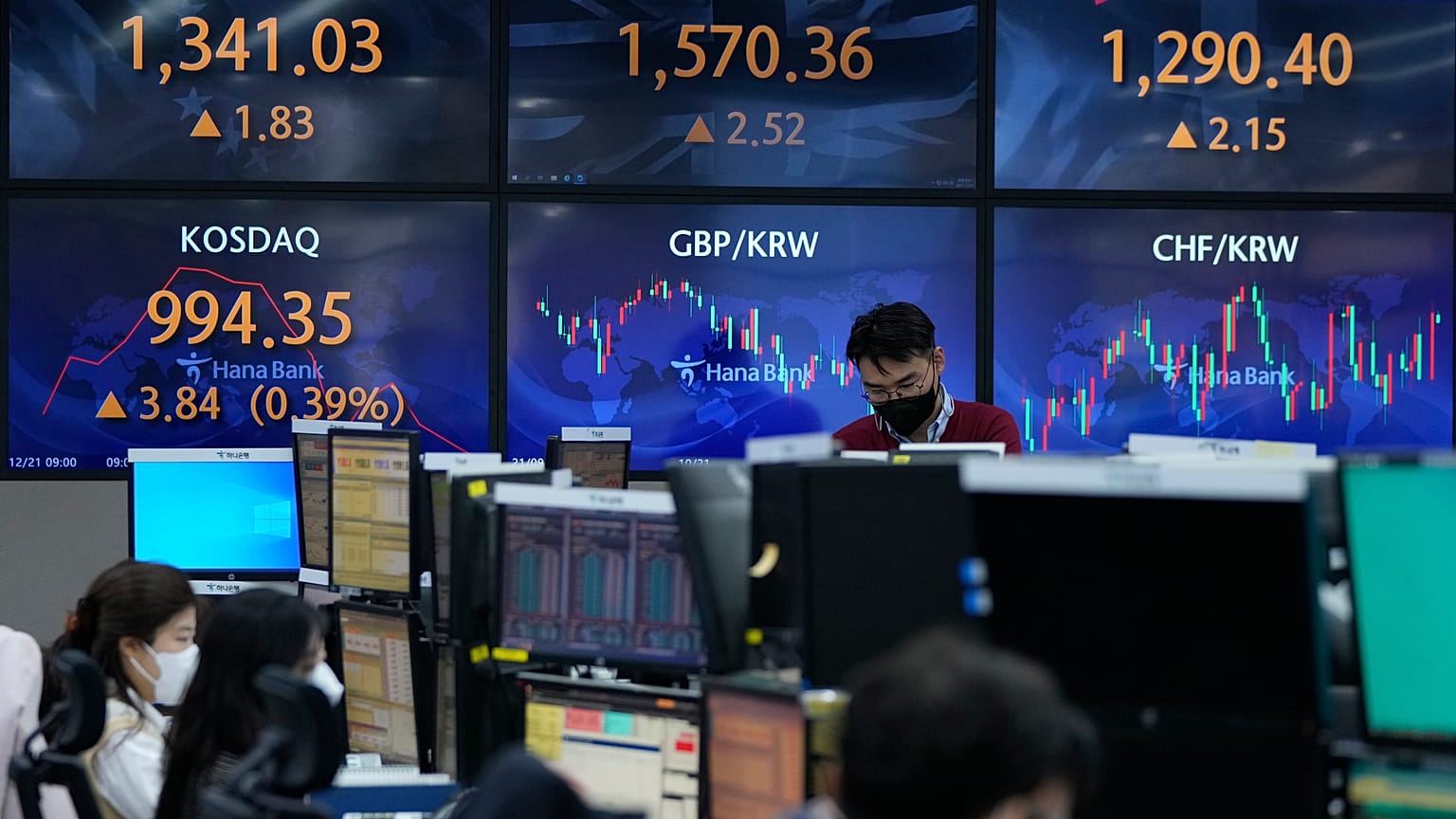 تجار العملات في غرفة تداول العملات الأجنبية في المقر الرئيسي لبنك هانا في سيول، كوريا الجنوبية.