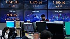 تجار العملات في غرفة تداول العملات الأجنبية في المقر الرئيسي لبنك هانا في سيول، كوريا الجنوبية.