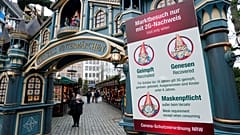 Le famose 2 o 3G (dipende dai casi) richieste in un mercatino di Natale a Colonia (Germania). 