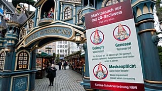 Le famose 2 o 3G (dipende dai casi) richieste in un mercatino di Natale a Colonia (Germania).