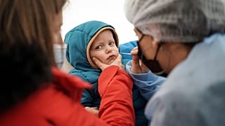 Un bebé de un año es sometido a un test COVID cerca de Lyon, Francia