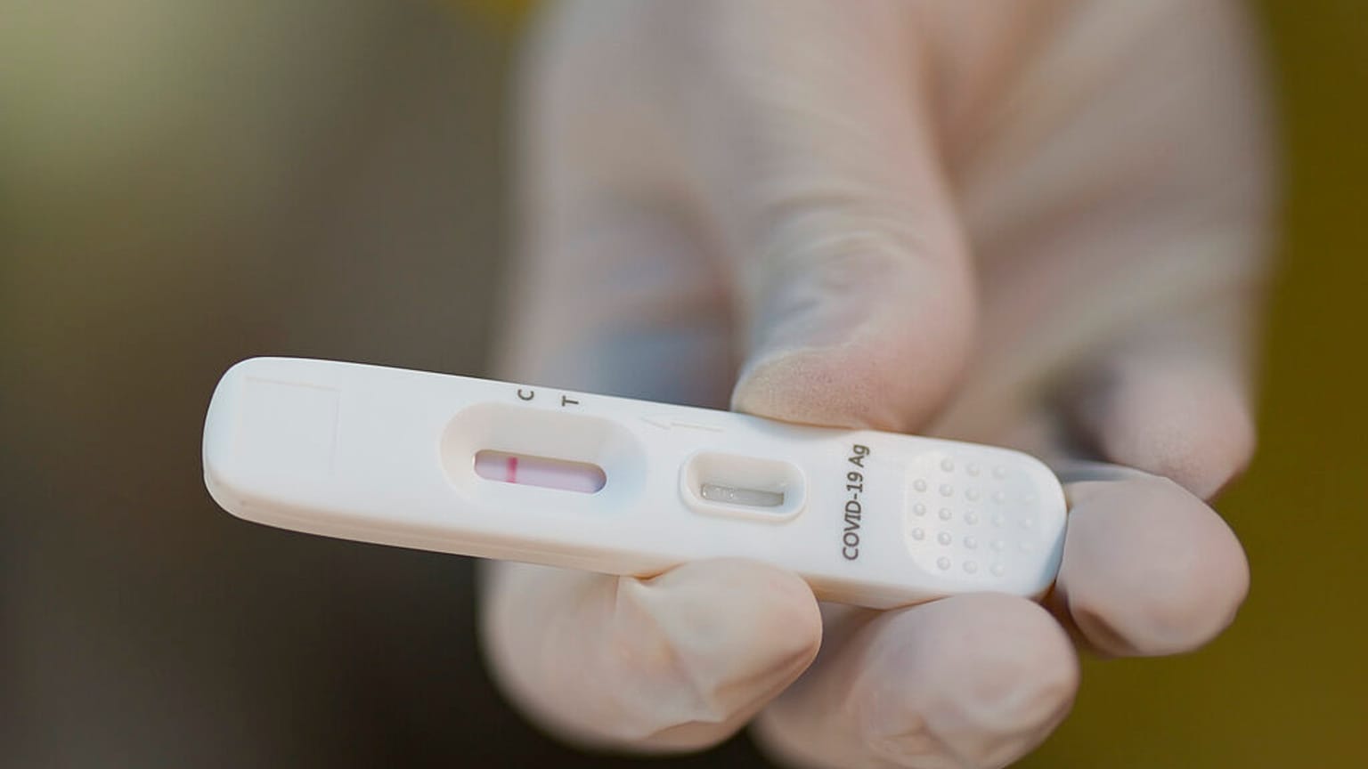 La déferlante Omicron met de nombreux pays sous pression