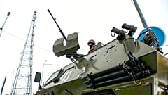 Soldado kazajo en un puesto de control militar, Kazajistán 7/1/2022