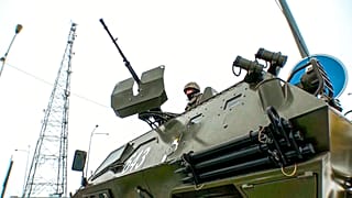 Soldado kazajo en un puesto de control militar, Kazajistán 7/1/2022