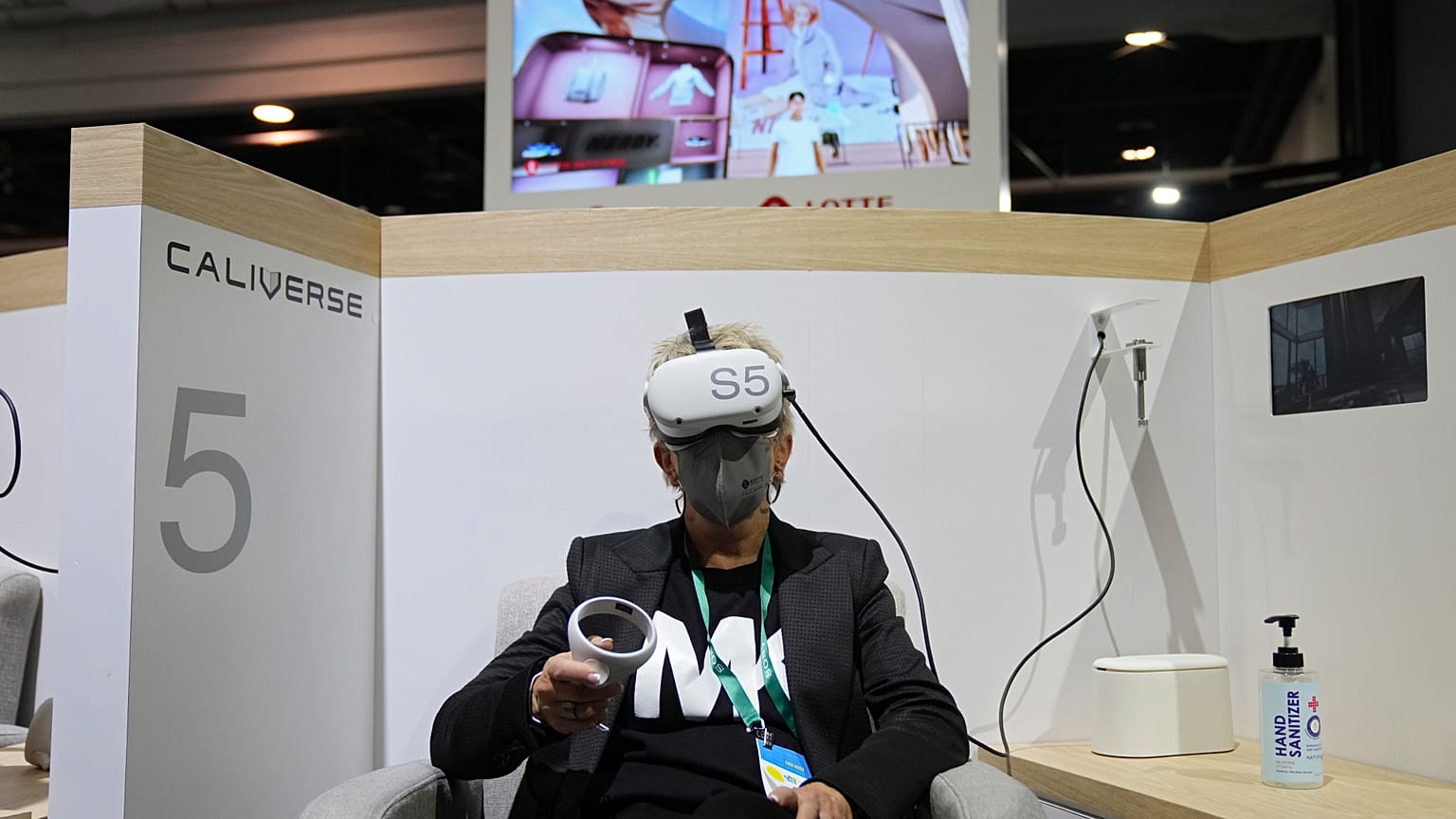 Mit der LOTTE Data Communication booth kann auf der CES virtuelles Shopping getestet werden