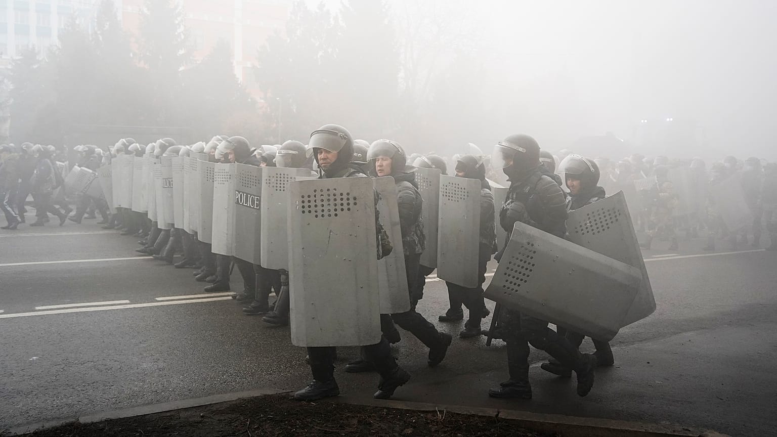 La policía antidisturbios camina para bloquear a los manifestantes durante una protesta en Almaty, Kazajstán, el miércoles 5 de enero de 2022. 