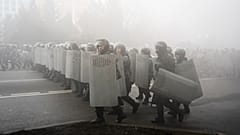 La policía antidisturbios camina para bloquear a los manifestantes durante una protesta en Almaty, Kazajstán, el miércoles 5 de enero de 2022. 