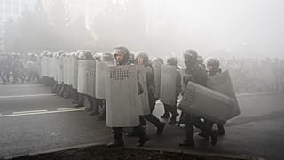 La policía antidisturbios camina para bloquear a los manifestantes durante una protesta en Almaty, Kazajstán, el miércoles 5 de enero de 2022.