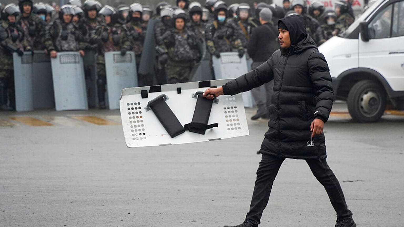 Kazakistan'da akaryakıt zamları protesto edildi