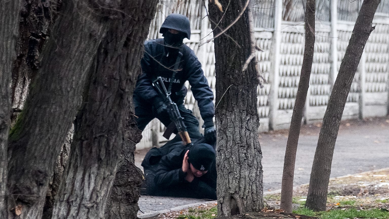 Kazakistan'ın Almatı kentinde bir göstericiye müdahale eden bir çevik kuvvet polisi 