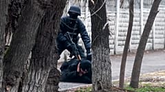 Kazakistan'ın Almatı kentinde bir göstericiye müdahale eden bir çevik kuvvet polisi 