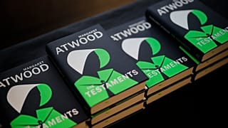 كتاب `` الوصايا '' للمؤلفة الكندية مارجريت أتوود.