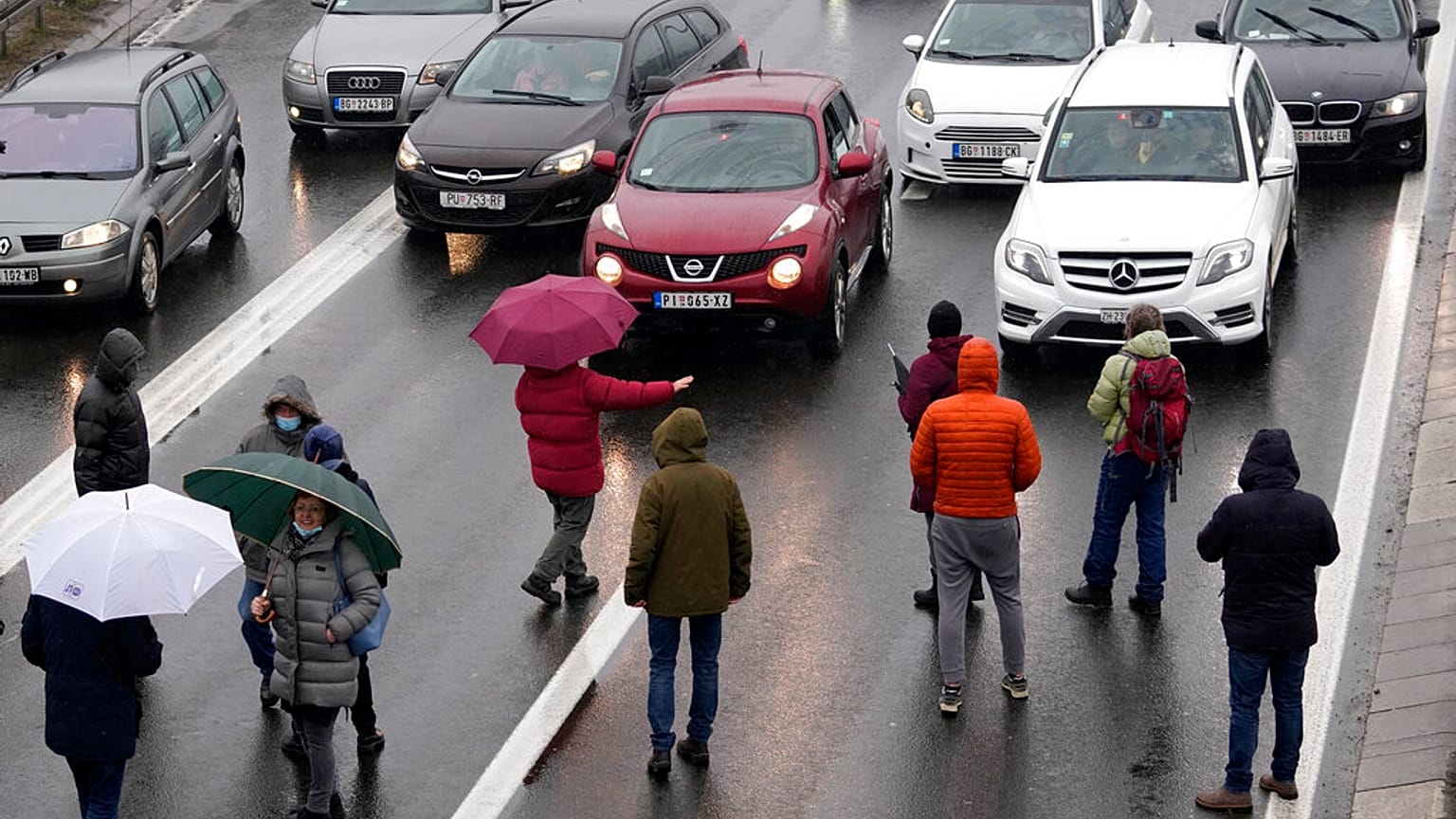 Protesto em Belgrado contra a extração de lítio