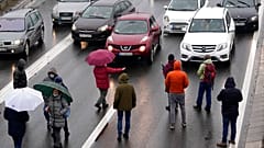 Demonstranten blockieren die Autobahn in Belgrad.