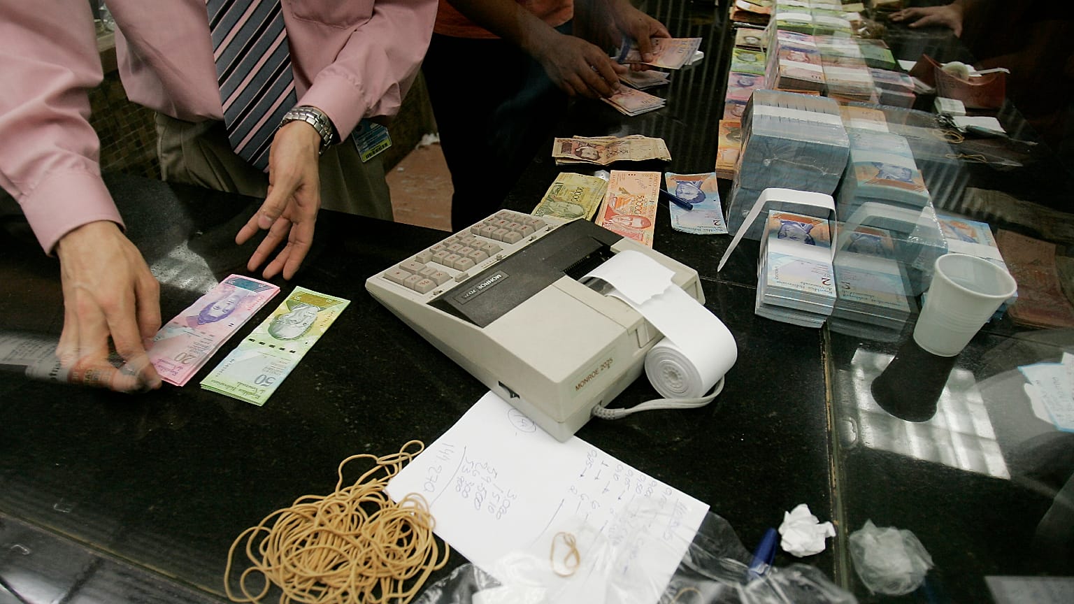 Bir Venezuela Merkez Bankası çalışanı, ulusal para birimi banknotlarını sayarken (arşiv) 