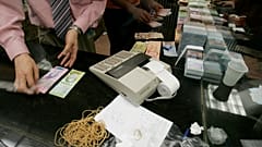 Bir Venezuela Merkez Bankası çalışanı, ulusal para birimi banknotlarını sayarken (arşiv) 