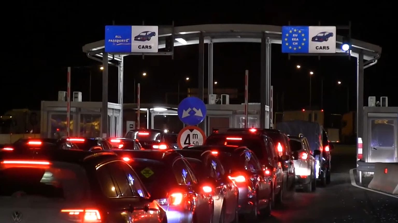 Cientos de vehículos hacen cola para atravesar la frontera y salir de Rumanía tras las vacaciones de Navidad