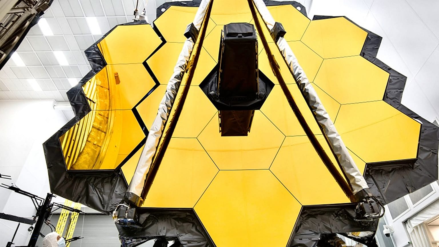 Espejo del telescopio James Webb, desplegado completamente y capaz de captar eventos cercanos al Big Bang