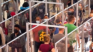 Kígyózó sorok egy londoni reptéren