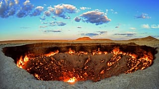  دروازهٔ جهنم یا دروازهٔ دوزخ؛ میدانی گازی در کنار روستای دروازه در قره‌قوم، استان آخال ترکمنستان؛ عکس تزیینی است