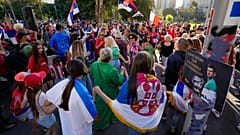 Акция в поддержку Новака Джоковича у центра для нелегальных мигрантов в Мельбурне 9 января 2022