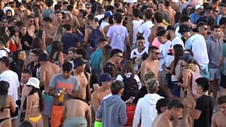 Playa abarrotada de jóvenes en Mar del Plata, Argentina