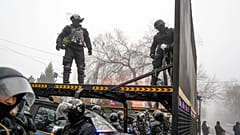 Policía antidisturbios hace frente a los manifestantes en Almaty, Kazajistán