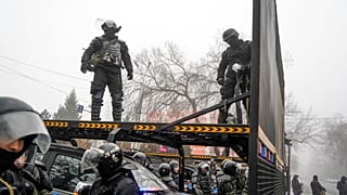 Policía antidisturbios hace frente a los manifestantes en Almaty, Kazajistán