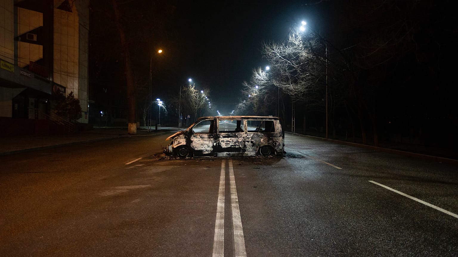 Сгоревший полицейский автобус в Алма-Ате. Город окружён блок-постами, улицы патрулирует бронетехника