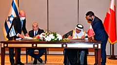 وزير الخارجية الإسرائيلي يائير لبيد ونظيره البحريني عبد اللطيف الزياني خلال أول زيارة رفيعة المستوى منذ توقيع اتفاقية تاريخية لإقامة علاقات دبلوماسية بين البلدين.