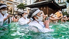 Tokio: Eiskaltes Wasser reinigt die Seele