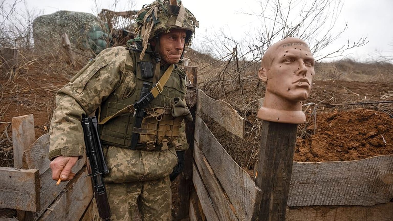 Un soldado ucraniano en la región de Donetsk, Ucrania