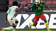 الكاميروني نوهو تولو يهاجم أمام إيسوفو دايو من بوركينا فاسو خلال مباراة المجموعة الأولى في كأس الأمم الأفريقية 2022 بين الكاميرون وبوركينا فاسو.