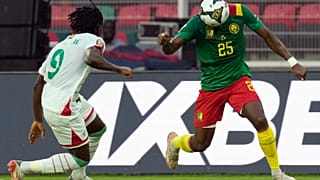الكاميروني نوهو تولو يهاجم أمام إيسوفو دايو من بوركينا فاسو خلال مباراة المجموعة الأولى في كأس الأمم الأفريقية 2022 بين الكاميرون وبوركينا فاسو.