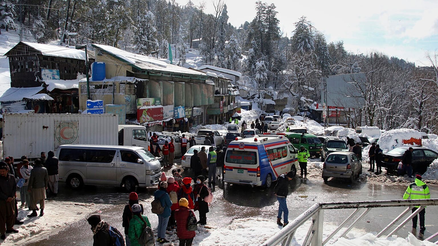 Turistas esperan a ser evacuados en Muree, Pakistán 9/1/2022