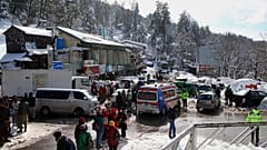Turistas esperan a ser evacuados en Muree, Pakistán 9/1/2022
