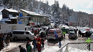 Turistas esperan a ser evacuados en Muree, Pakistán 9/1/2022