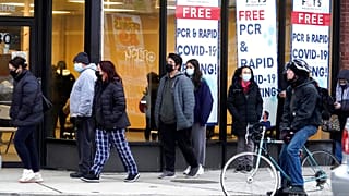 Schlangestehen für Coronavirus-Tests in Chicago in den USA