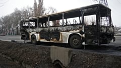 Un autobús quemado durante los enfrentamientos en Almaty, Kazajistán.