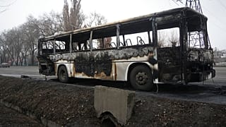 Un autobús quemado durante los enfrentamientos en Almaty, Kazajistán.