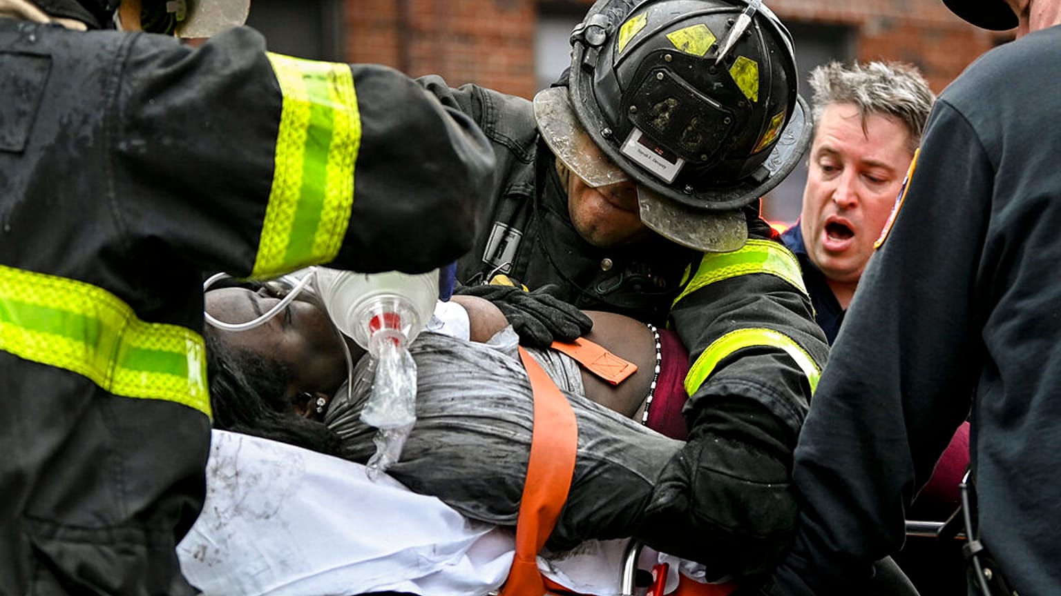 Los bomberos atienden a una de las víctimas del trágico incendio de Nueva York