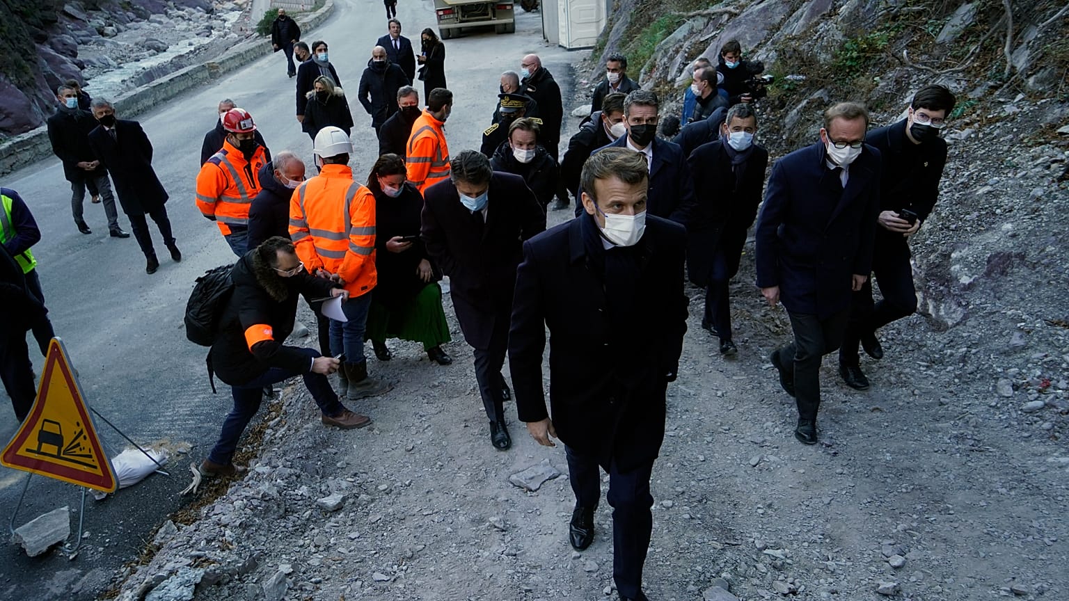 Le président français Emmanuel Macron en déplacement dans la ville de Tende dans la vallée de la Roya les Alpes-maritimes le 10 janvier 2022 